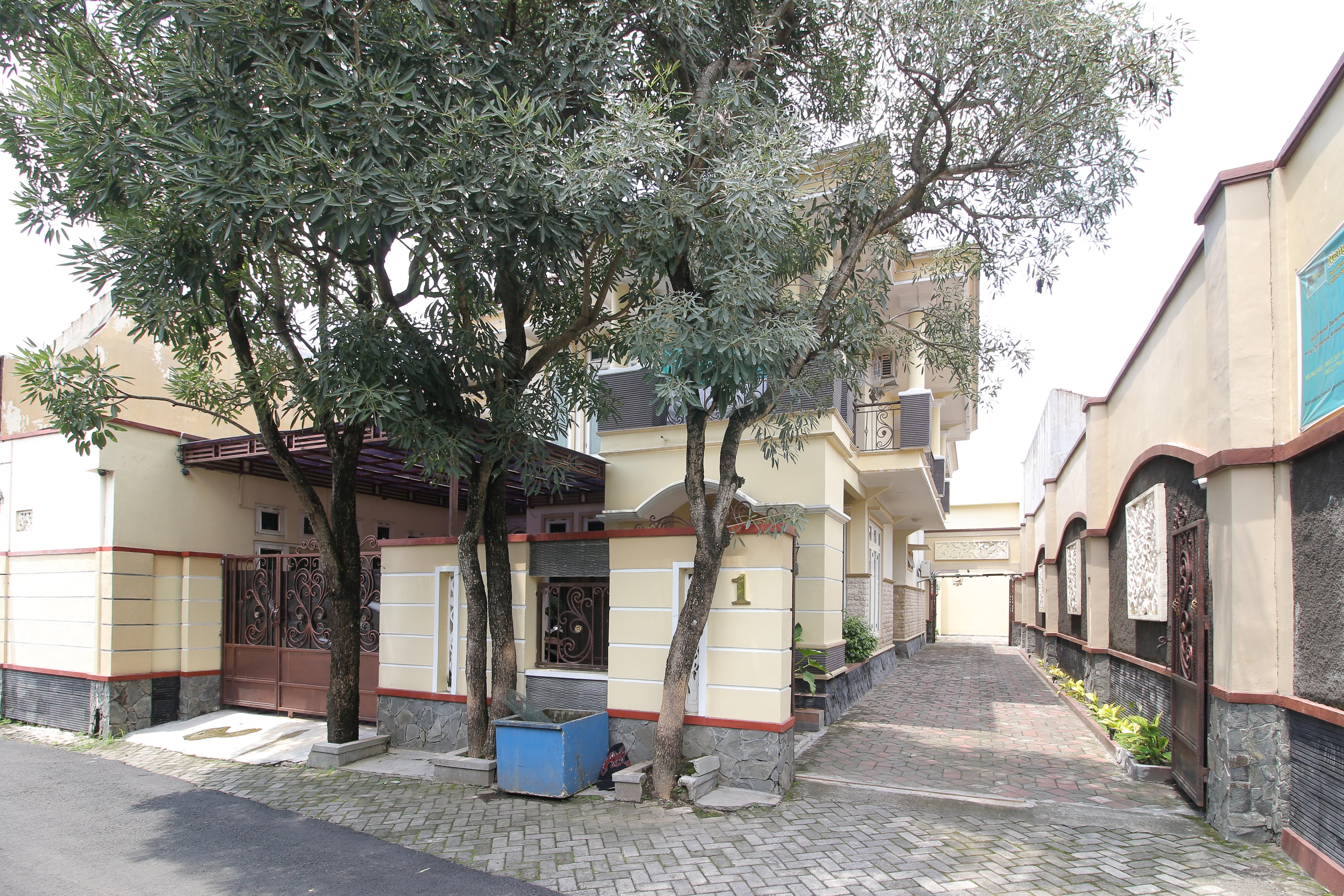 Reddoorz Plus Near Stie Ykpn Maguwo Exterior photo