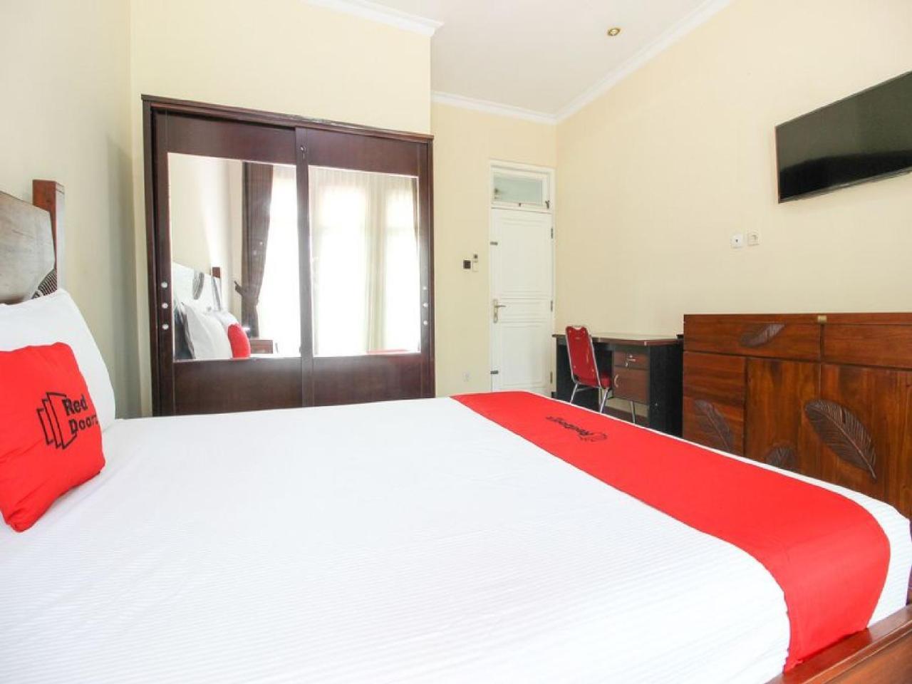 Reddoorz Plus Near Stie Ykpn Maguwo Exterior photo